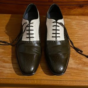 Men gently used dress shoes